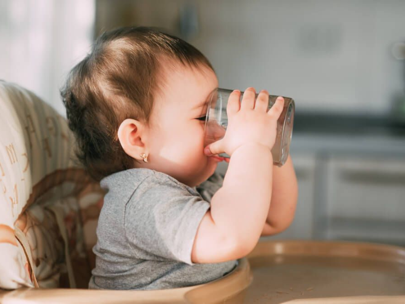 Bổ sung nước cho bé giúp bé đỡ mệt mỏi