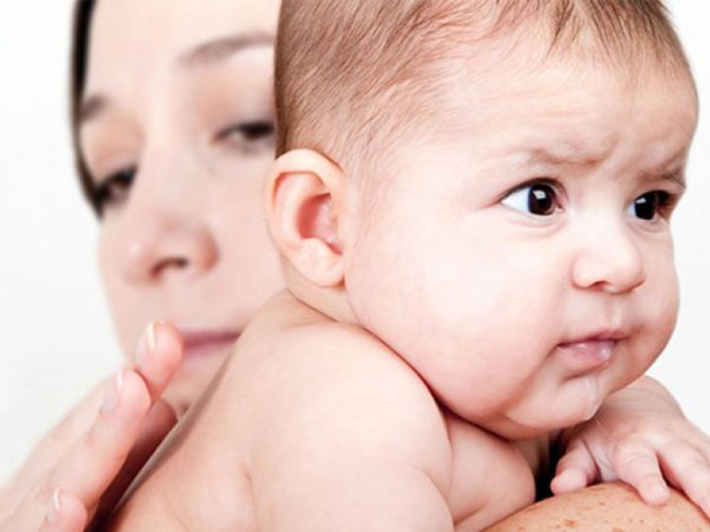 Trẻ sơ sinh rất dễ bị nôn trớ trong những năm tháng đầu đời