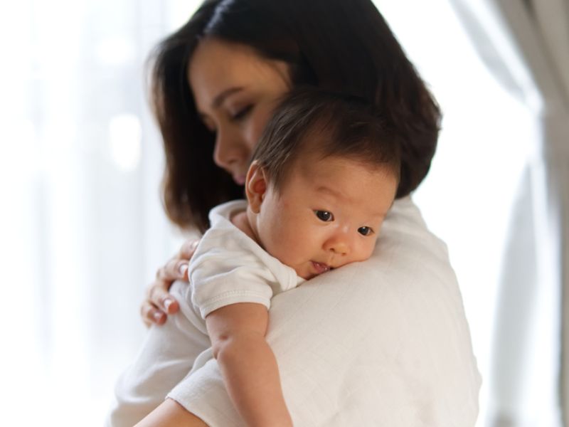 Theo dõi tình trạng của bé thường xuyên để nhận biết dấu hiệu
