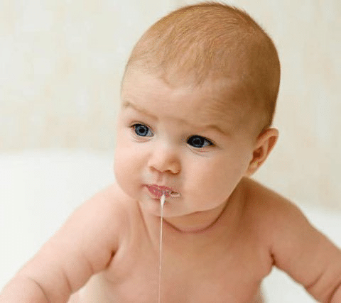 Trẻ sơ sinh bị nôn trớ: Nguyên nhân và cách khắc phục