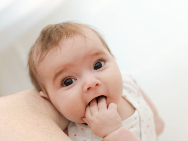 Có rất nhiều nguyên nhân dẫn đến tình trạng khóc dạ đề ở trẻ sơ sinh