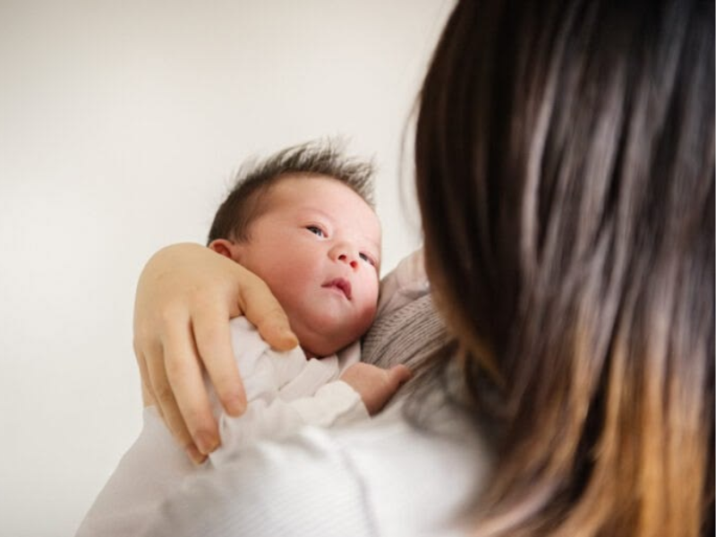 Ôm bé giúp cho bé cảm thấy dễ chịu và bình tĩnh hơn