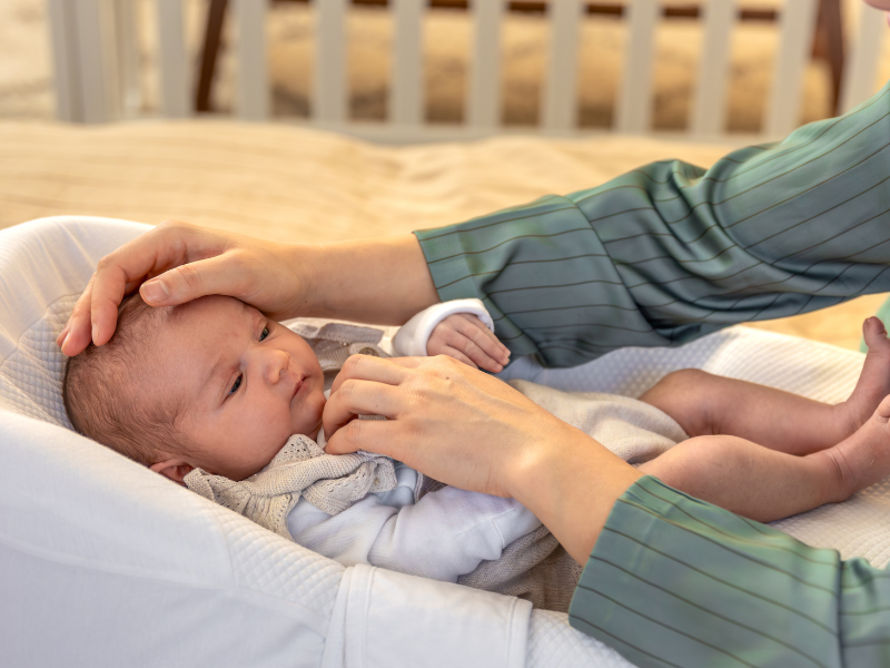 Chăm sóc bé kĩ hơn để cải thiện tình trạng khóc dạ đề