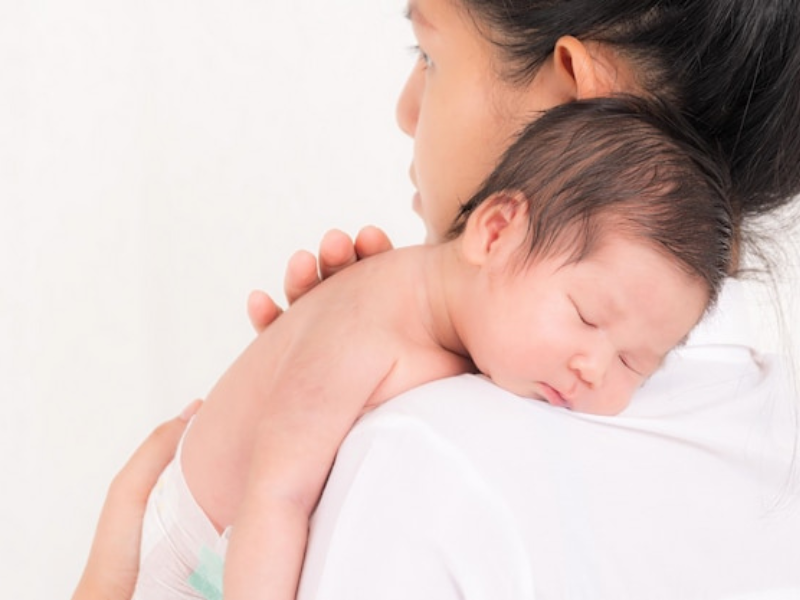 Tư thế vỡ ợ hơi sau khi cho bé uống sữa