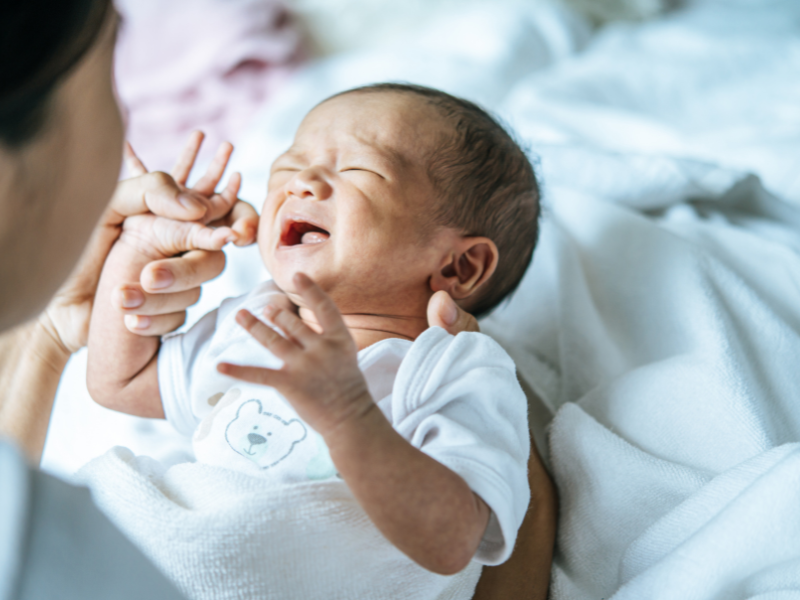 Em bé khóc dạ đề kéo dài