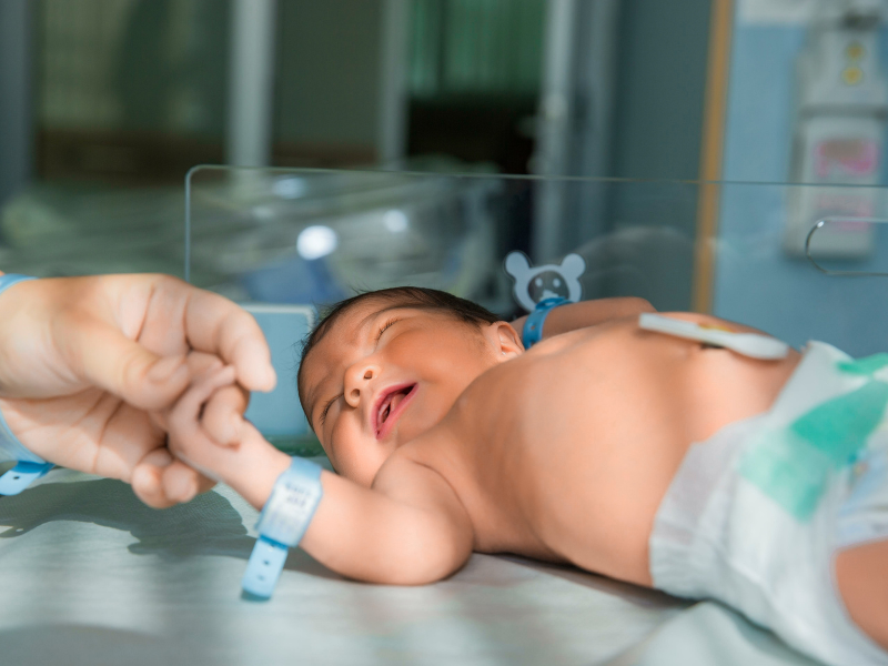 Một số trường hợp bé khóc kéo dài nên cần đưa bé đi kiểm tra sớm