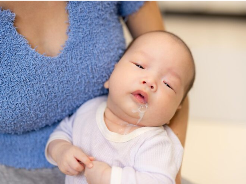 Bé bị nôn trớ sau khi bú khiến mẹ lo lắng