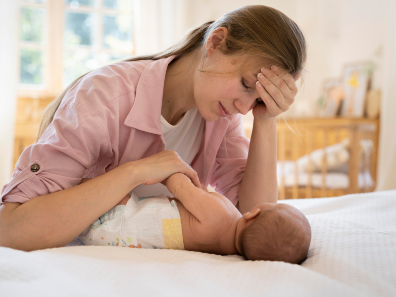 Mẹ lo lắng vì không biết tại sao con khóc