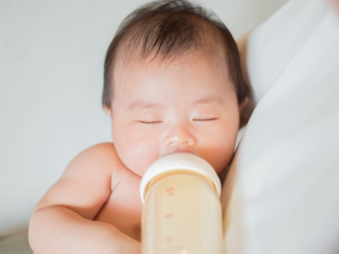 Bé được mẹ cho uống sữa