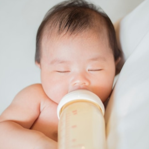 Bé được mẹ cho uống sữa