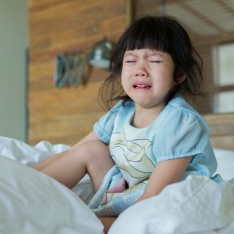 Tình trạng đau bụng khiến bé khó chịu