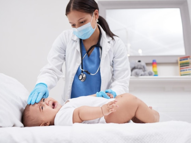 Bé được đi khám khi tình trạng nôn trớ trở nặng
