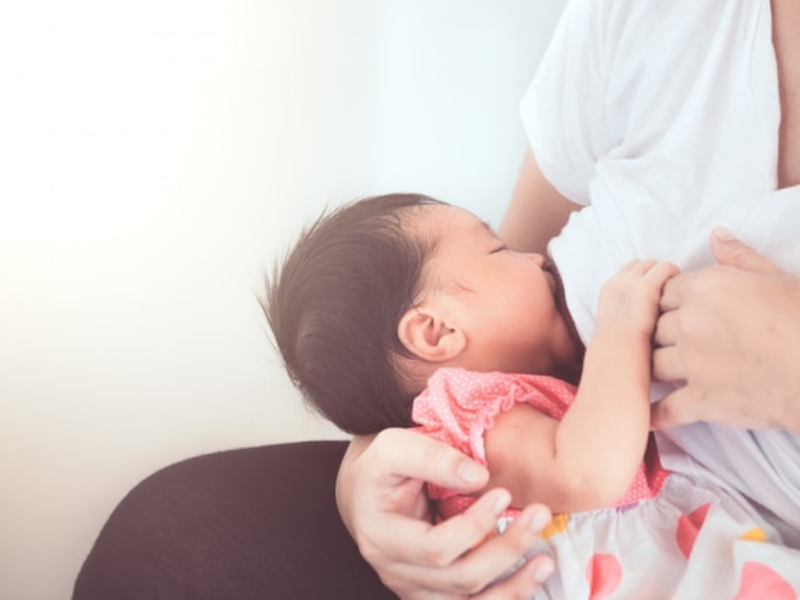 Sữa mẹ chứa nhiều thành phần sinh học có khả năng tương tác với hệ vi sinh đường ruột