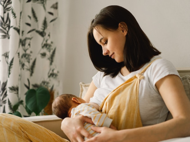 Trẻ bú mẹ nhận được HMO và nhiều thành phần sinh học từ sữa mẹ
