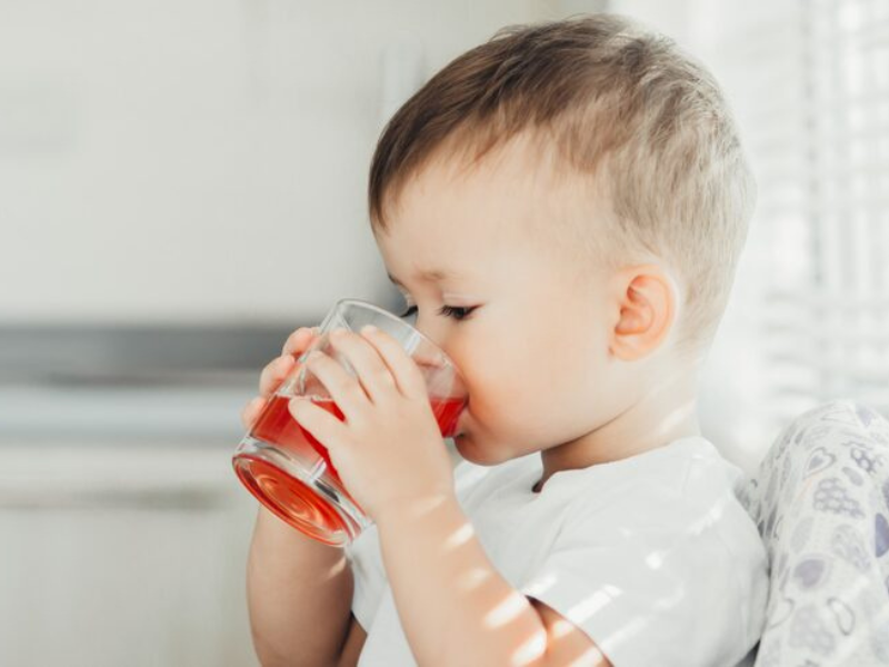 Bổ sung nước mỗi ngày cho bé
