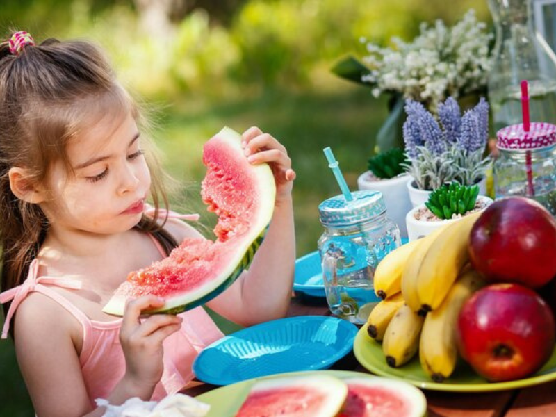Lựa chọn cho bé ăn trái cây giúp bổ sung nước và dinh dưỡng cho cơ thể