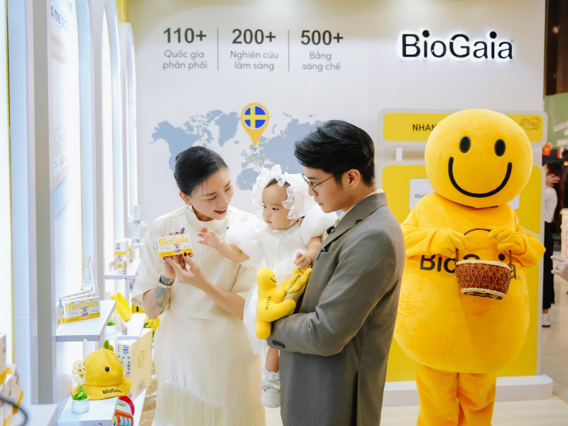 Gia đình " đả nữ " Ngô Thanh Vân & Huy Trần trải nghiệm tại gian hàng của BioGaia