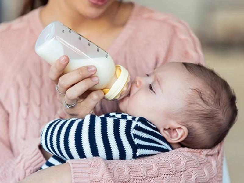 Cho bé bú đúng cách giúp giảm tình trạng nôn trớ