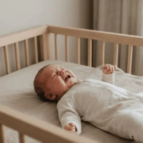 Trẻ sơ sinh bị khóc dạ đề