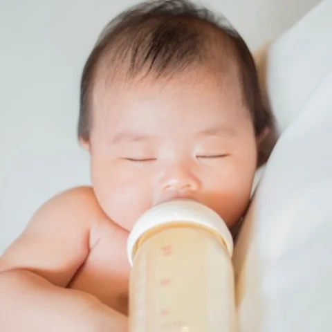 Bé được mẹ cho uống sữa