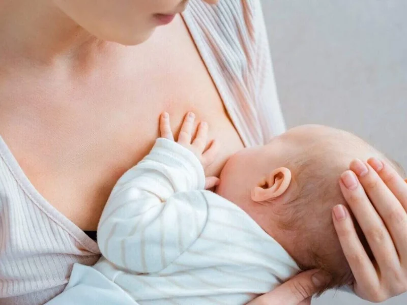 Sữa mẹ có vai trò vô cùng to lớn trong những năm tháng đầu đời của con